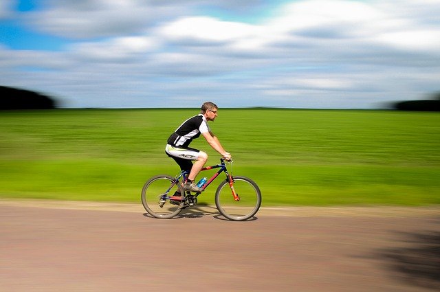 Istnieje wiele korzyści z jazdy na rowerze w lecie